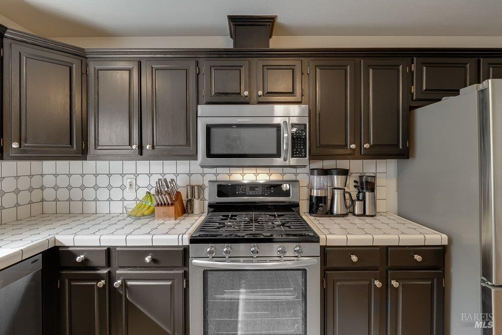 Detail Gallery Image 20 of 42 For 648 E J St, Benicia,  CA 94510 - 4 Beds | 3 Baths