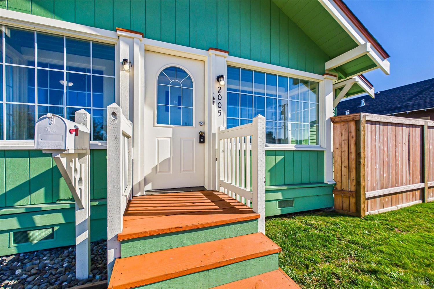 Detail Gallery Image 5 of 44 For 2005 I St, Eureka,  CA 95501 - 3 Beds | 2 Baths