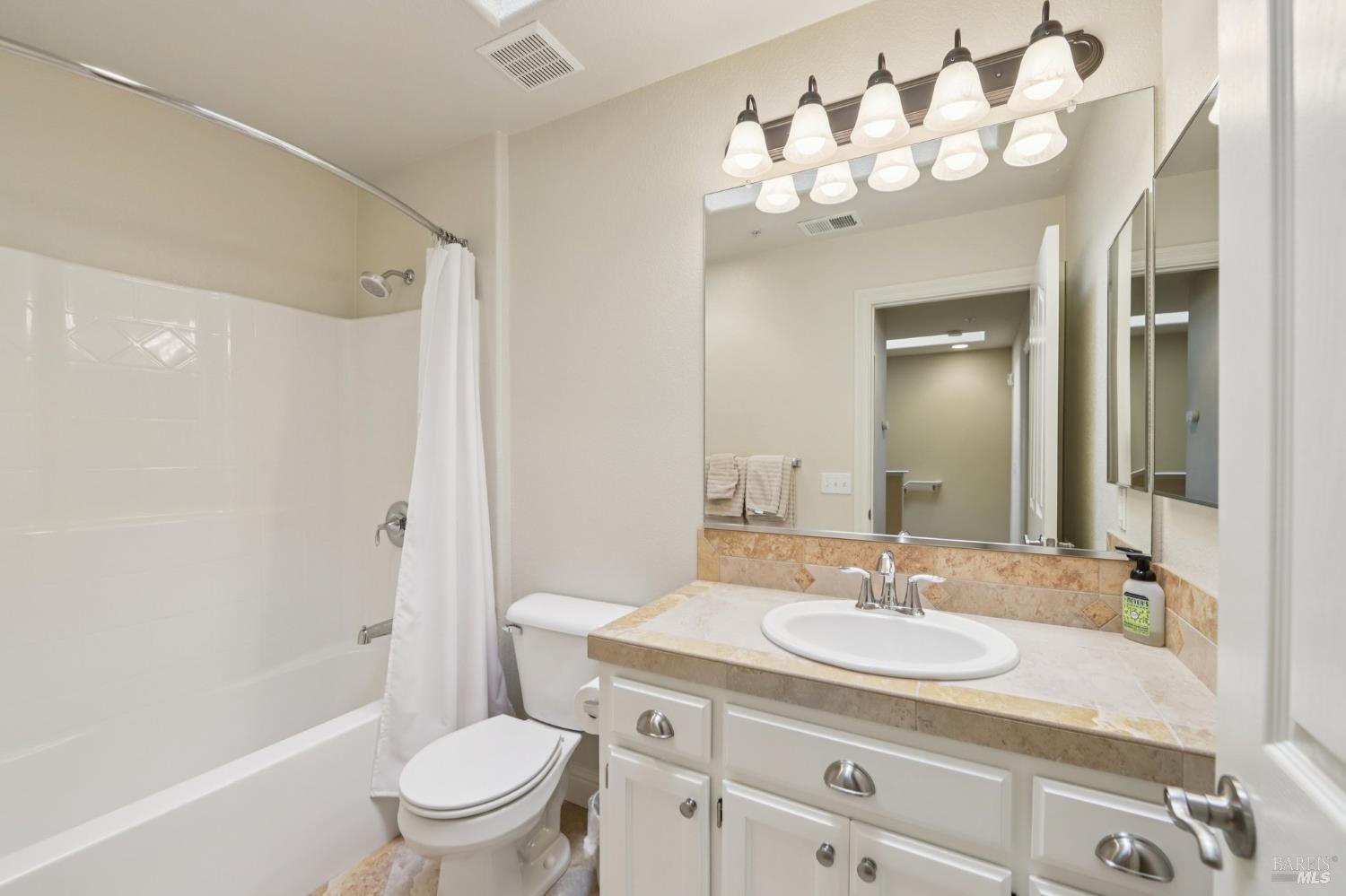 Detail Gallery Image 19 of 40 For 125 Johnson St, Windsor,  CA 95492 - 3 Beds | 2/1 Baths