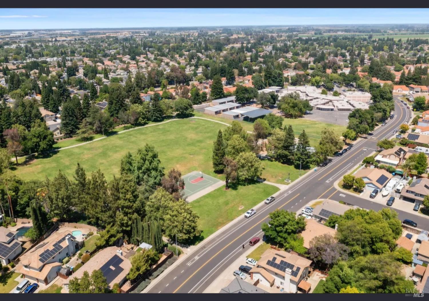 Detail Gallery Image 5 of 49 For 875 Christine Dr, Vacaville,  CA 95687 - 5 Beds | 3 Baths