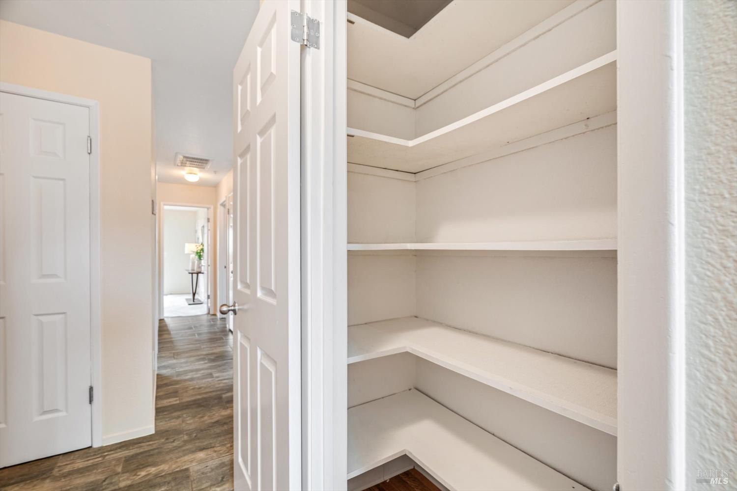 Detail Gallery Image 8 of 15 For 790 William Ct, Napa,  CA 94558 - 2 Beds | 2 Baths