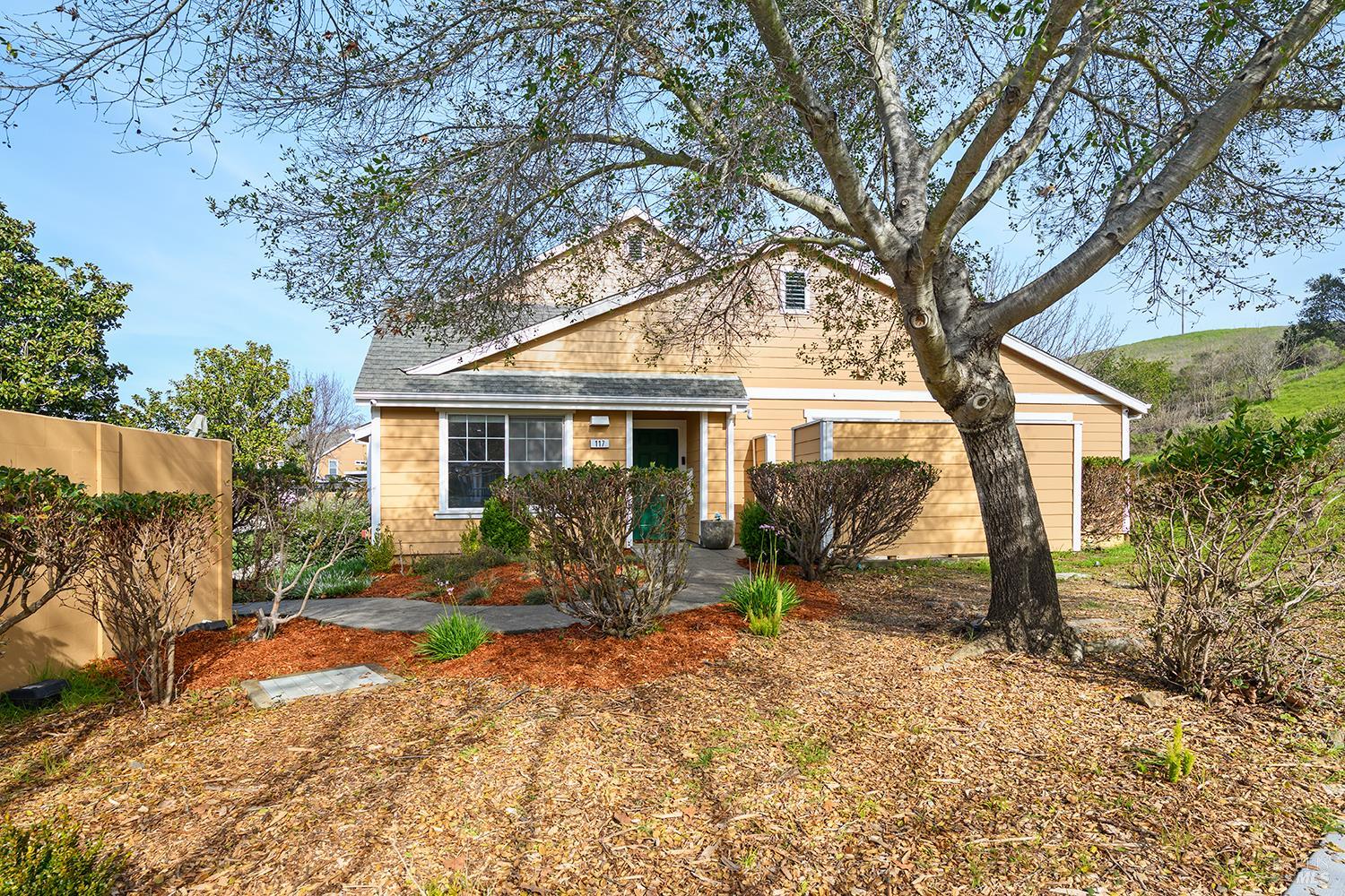 Detail Gallery Image 2 of 32 For 117 Captain Nurse Cir, Novato,  CA 94949 - 2 Beds | 2 Baths