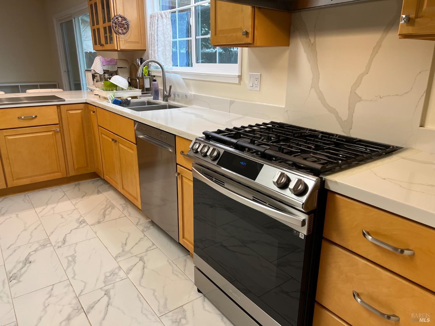 Detail Gallery Image 4 of 20 For 660 Berkshire Dr, Dixon,  CA 95620 - 4 Beds | 2/1 Baths