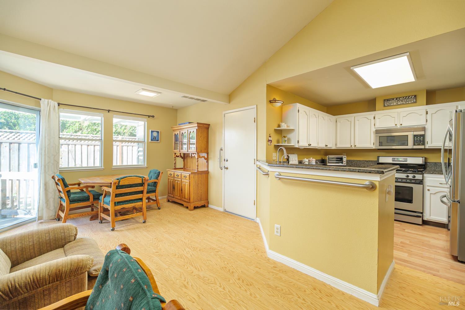 Detail Gallery Image 10 of 31 For 1449 Morning Glory Dr, Petaluma,  CA 94954 - 3 Beds | 2 Baths