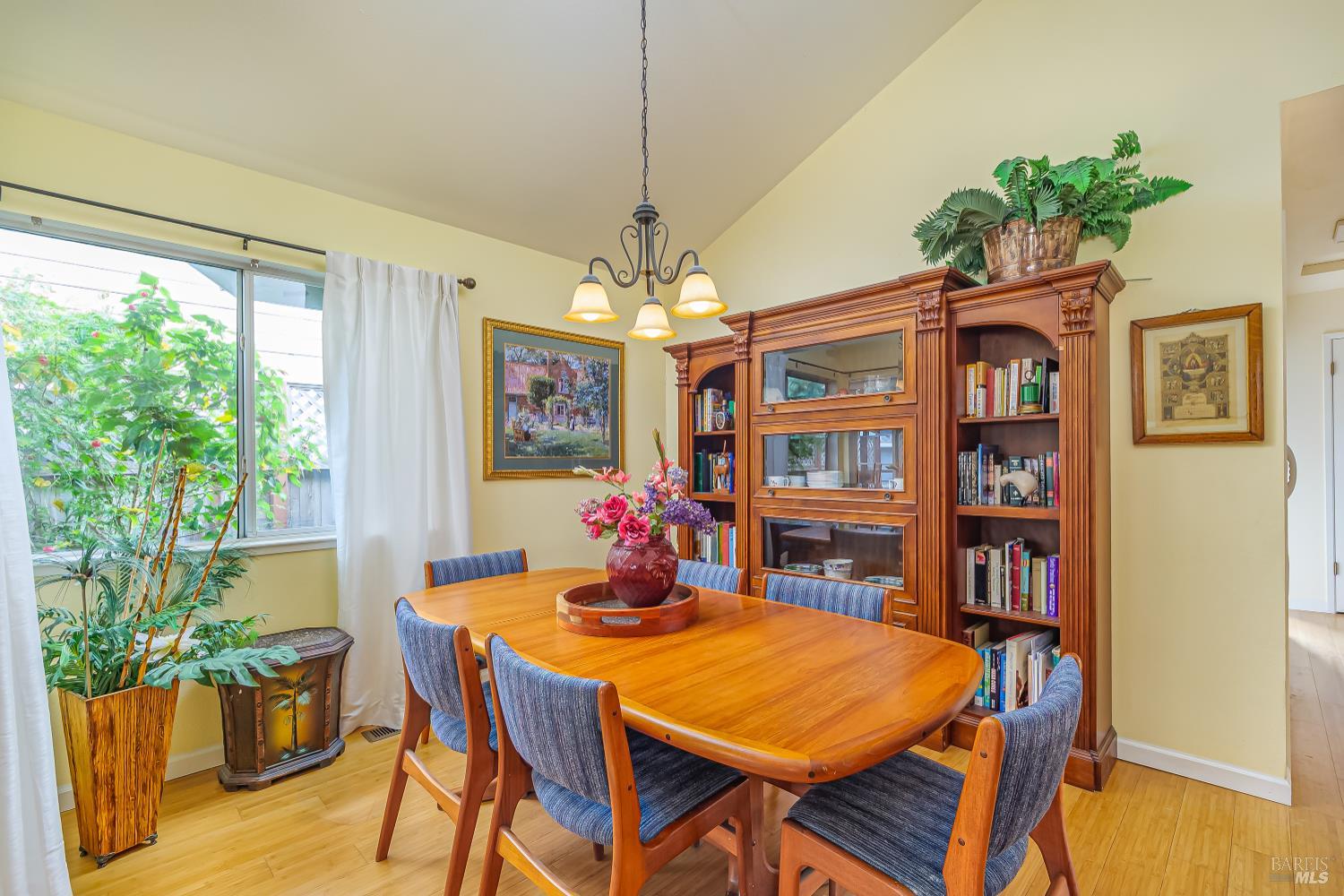 Detail Gallery Image 7 of 31 For 1449 Morning Glory Dr, Petaluma,  CA 94954 - 3 Beds | 2 Baths