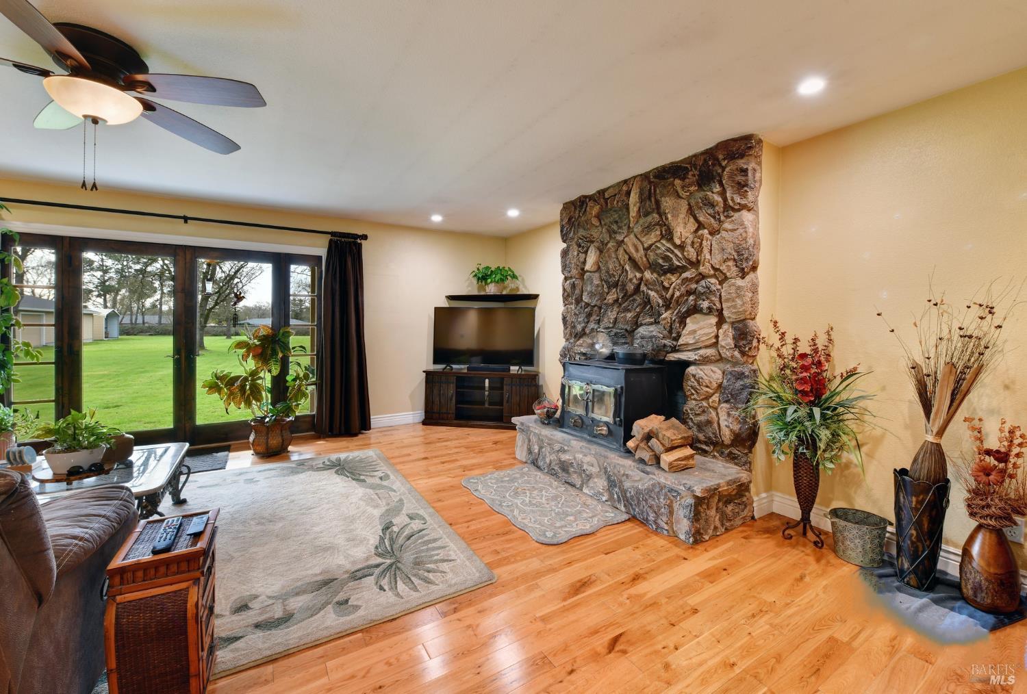 Detail Gallery Image 5 of 29 For 4782 Hall Rd, Santa Rosa,  CA 95401 - 3 Beds | 2/1 Baths