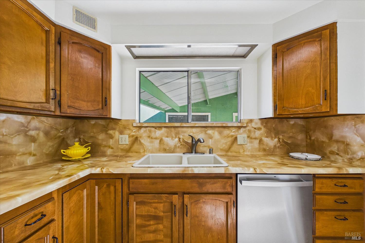 Detail Gallery Image 17 of 44 For 2005 I St, Eureka,  CA 95501 - 3 Beds | 2 Baths