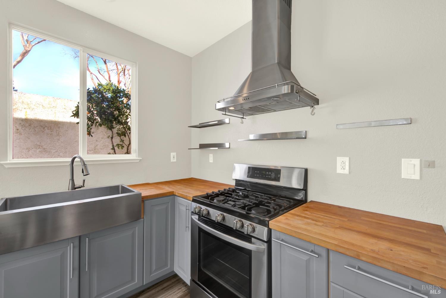 Detail Gallery Image 13 of 37 For 702 Racoon Ct, Fairfield,  CA 94533 - 3 Beds | 2/1 Baths