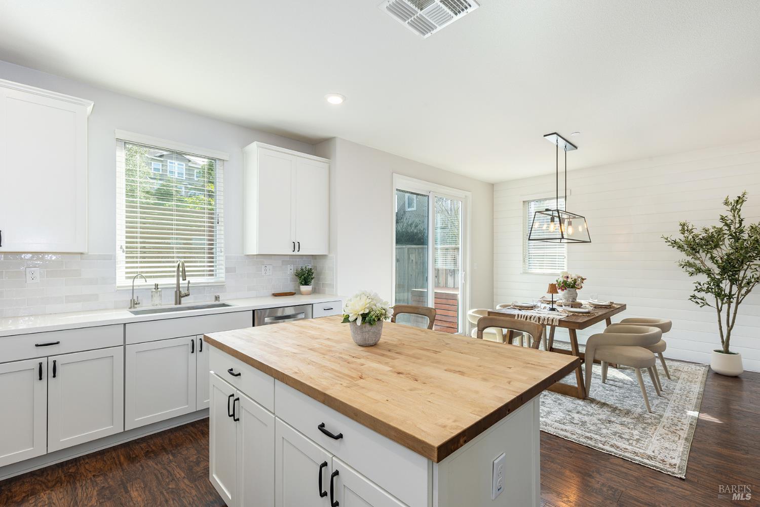 Detail Gallery Image 15 of 57 For 417 Jacquelyn Ln, Petaluma,  CA 94952 - 3 Beds | 2/1 Baths