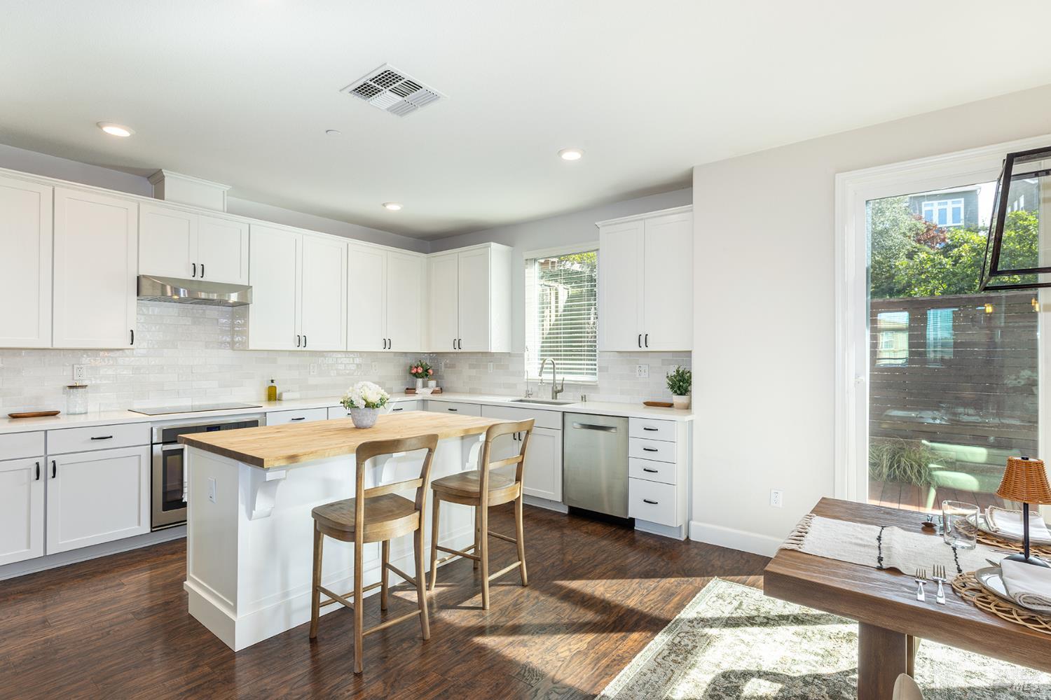 Detail Gallery Image 12 of 57 For 417 Jacquelyn Ln, Petaluma,  CA 94952 - 3 Beds | 2/1 Baths