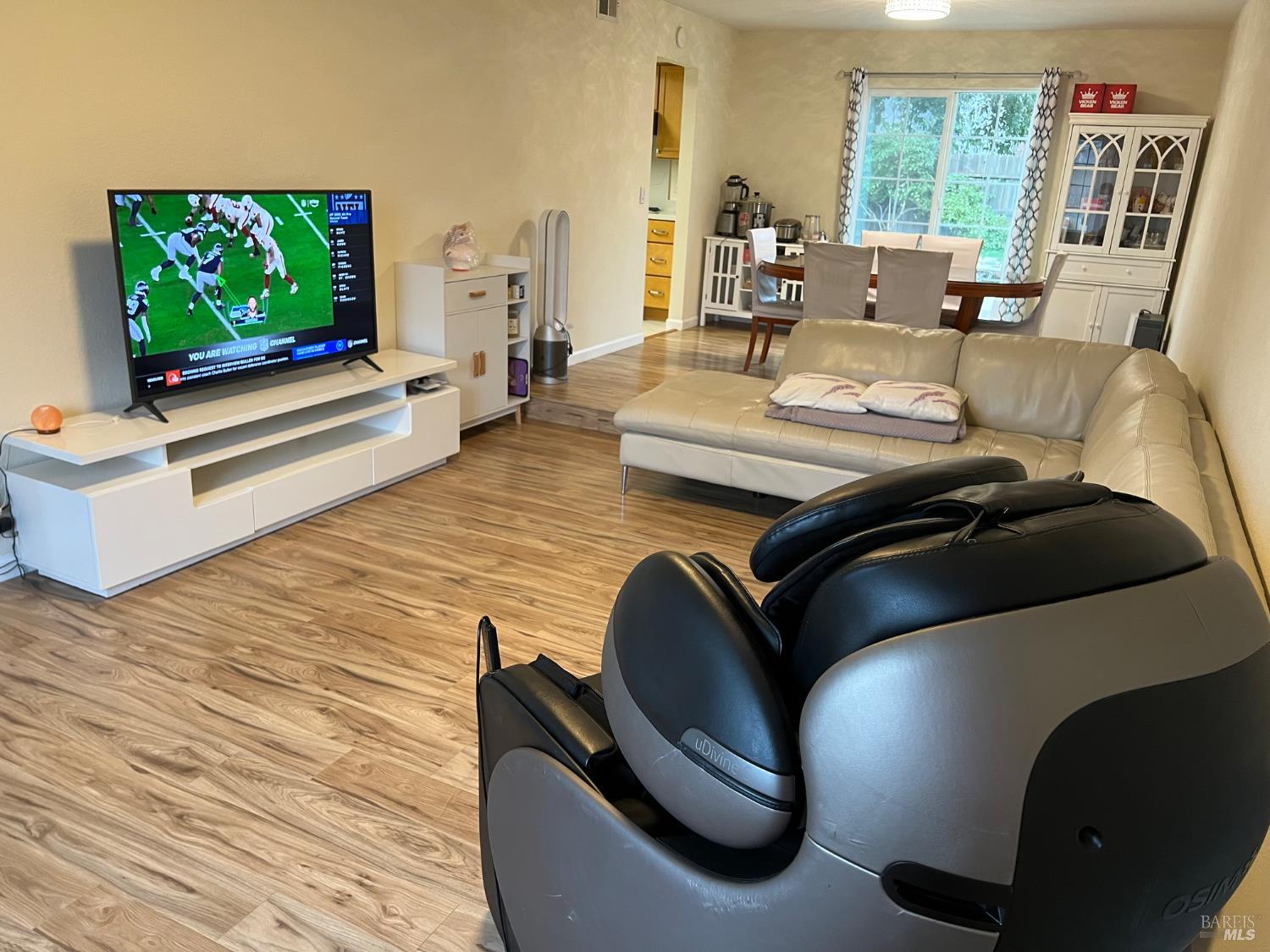 Detail Gallery Image 3 of 20 For 660 Berkshire Dr, Dixon,  CA 95620 - 4 Beds | 2/1 Baths