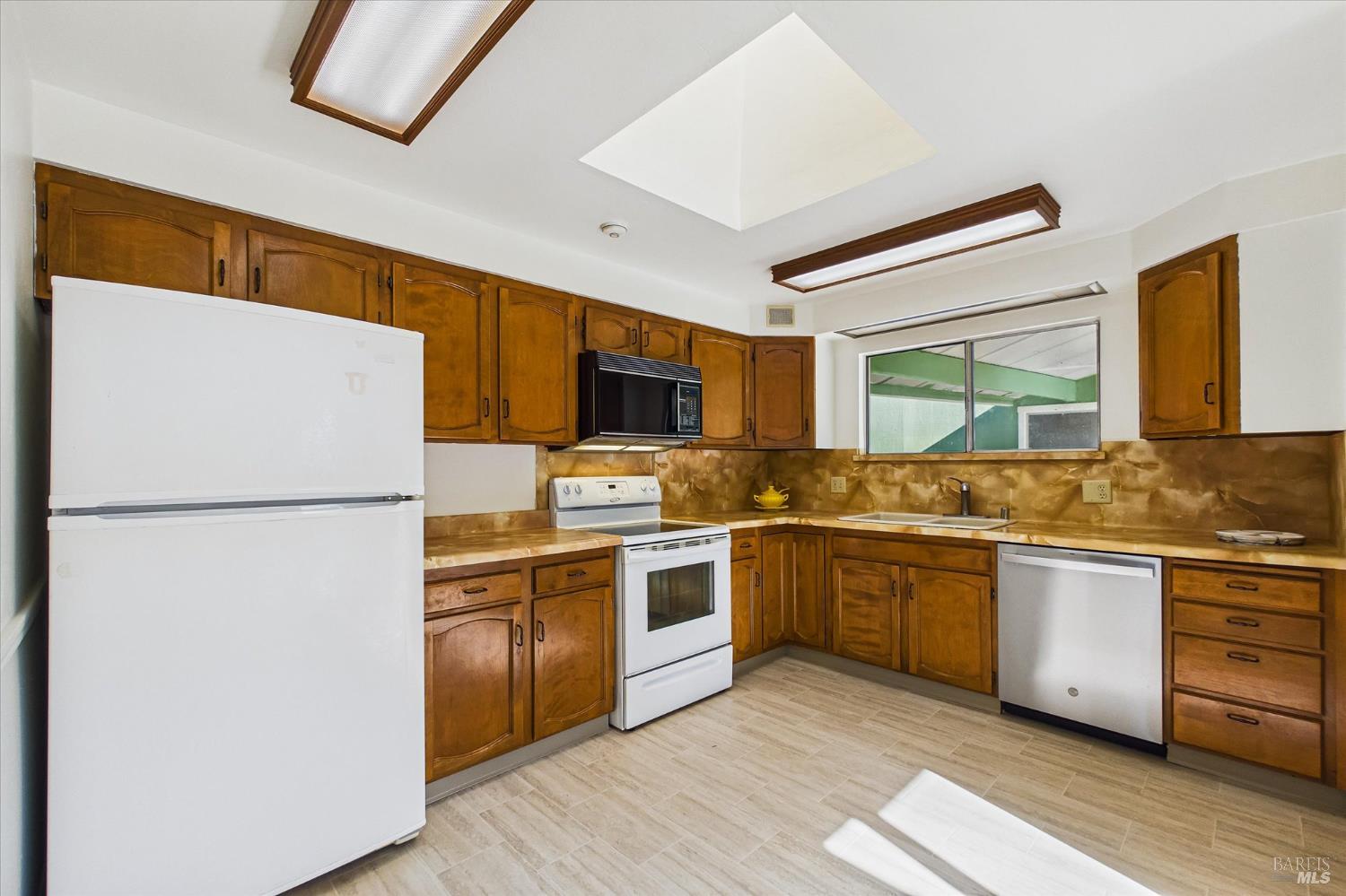 Detail Gallery Image 14 of 44 For 2005 I St, Eureka,  CA 95501 - 3 Beds | 2 Baths