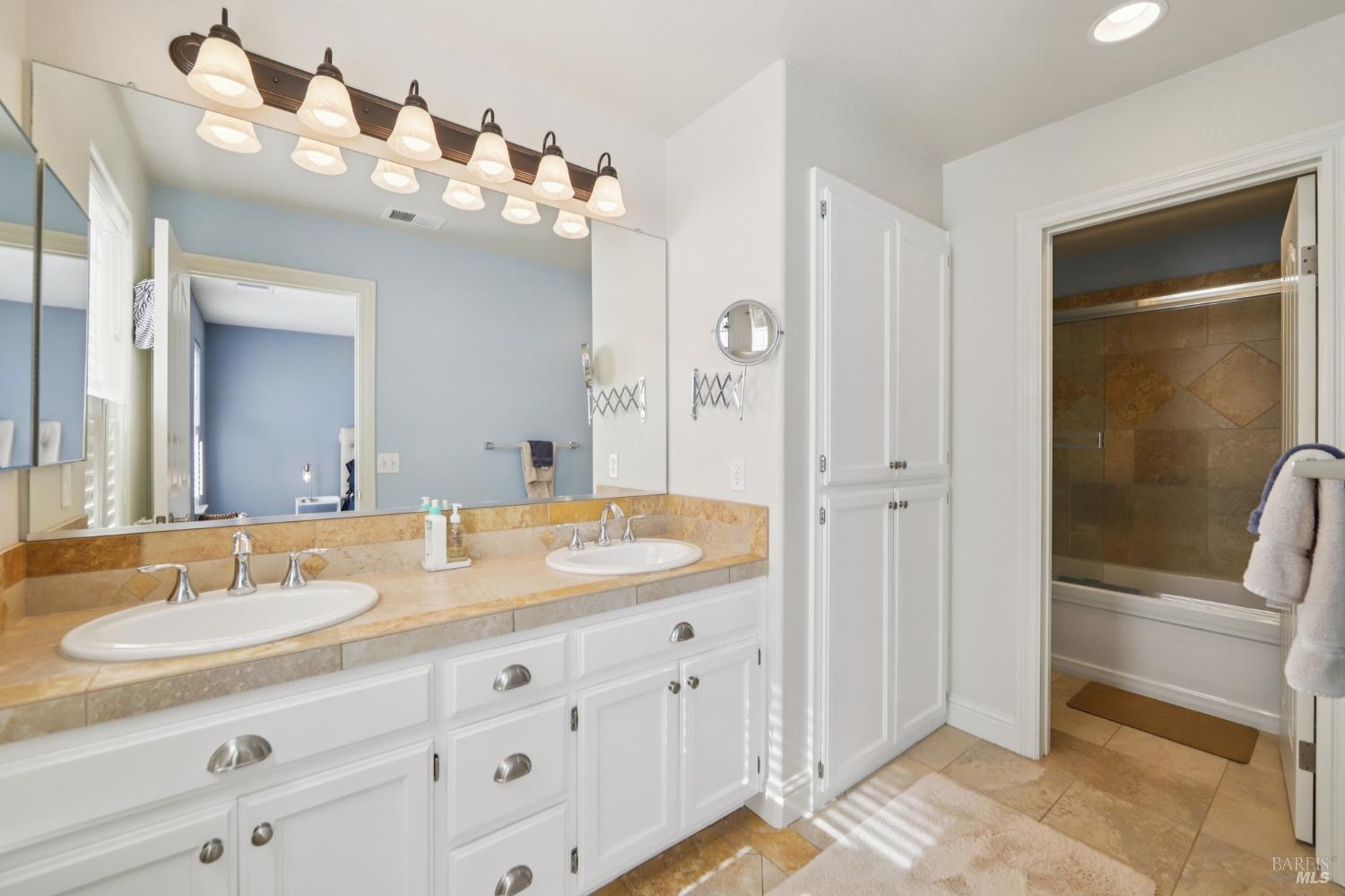 Detail Gallery Image 28 of 40 For 125 Johnson St, Windsor,  CA 95492 - 3 Beds | 2/1 Baths