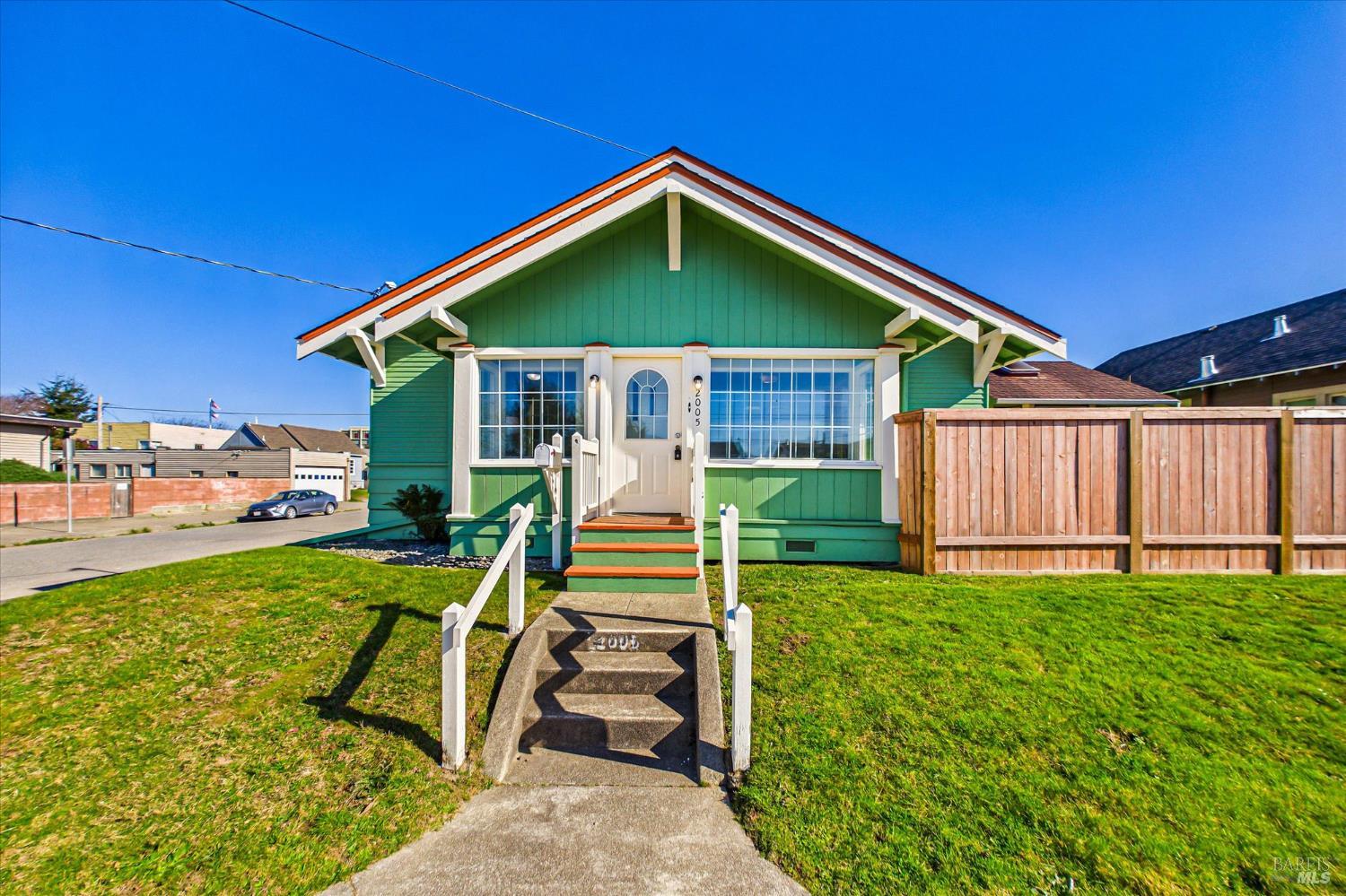 Detail Gallery Image 2 of 44 For 2005 I St, Eureka,  CA 95501 - 3 Beds | 2 Baths