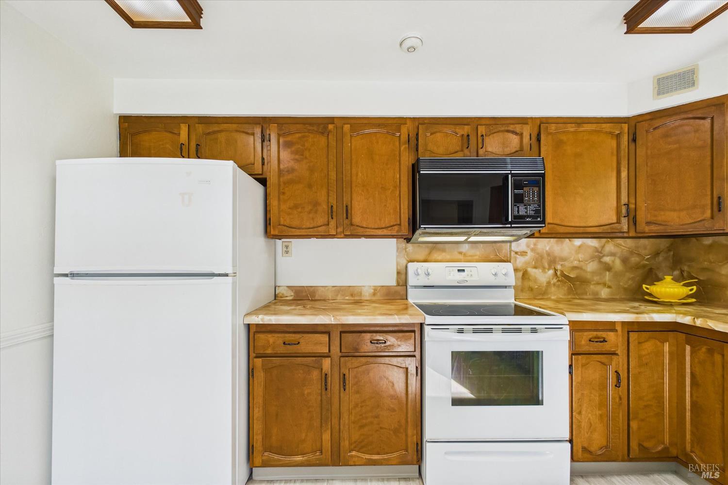 Detail Gallery Image 15 of 44 For 2005 I St, Eureka,  CA 95501 - 3 Beds | 2 Baths