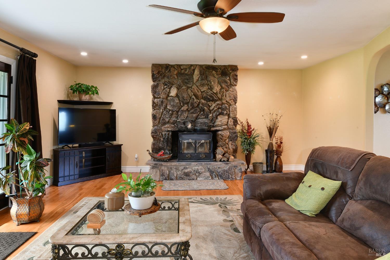 Detail Gallery Image 6 of 29 For 4782 Hall Rd, Santa Rosa,  CA 95401 - 3 Beds | 2/1 Baths