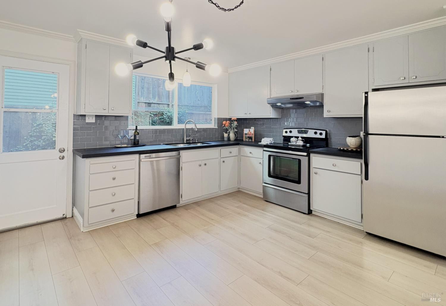 Detail Gallery Image 4 of 27 For 5242 Miles Ave #APT C,  Oakland,  CA 94618 - 2 Beds | 1 Baths