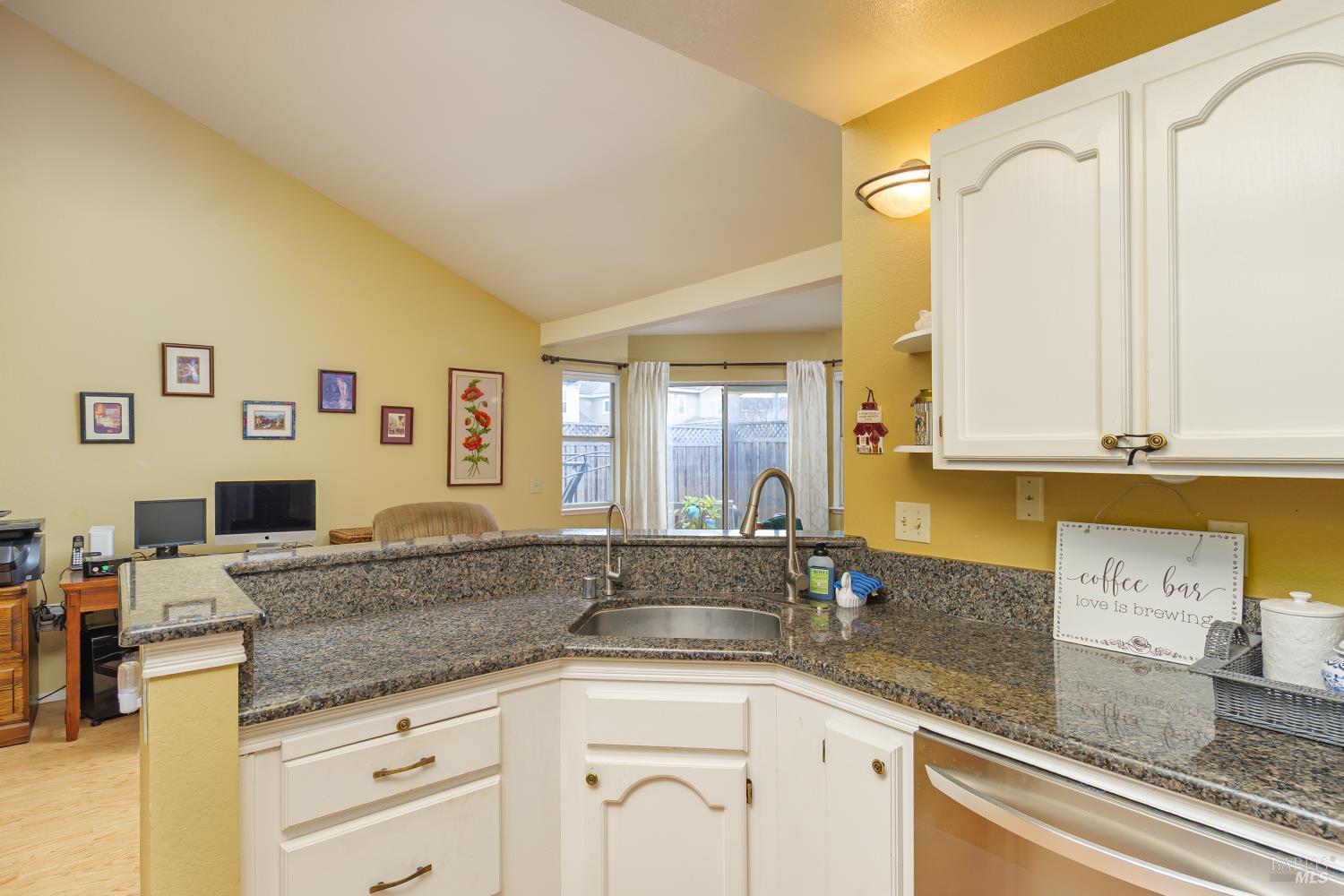 Detail Gallery Image 14 of 31 For 1449 Morning Glory Dr, Petaluma,  CA 94954 - 3 Beds | 2 Baths