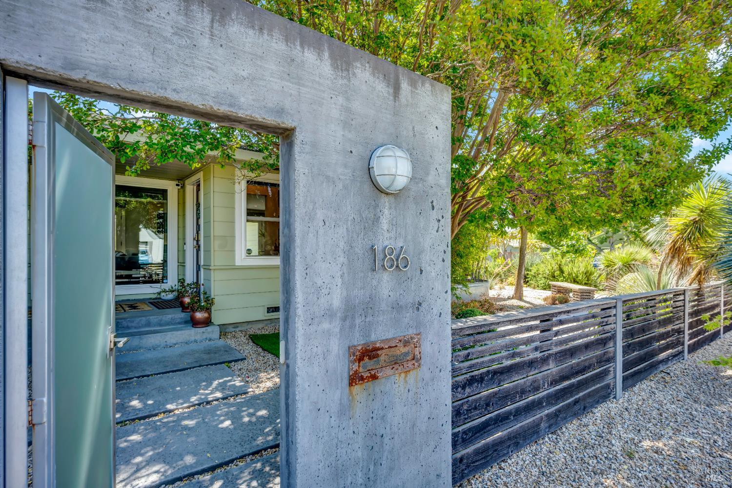 Detail Gallery Image 3 of 53 For 186 S Seymour St, Napa,  CA 94559 - 3 Beds | 2/1 Baths