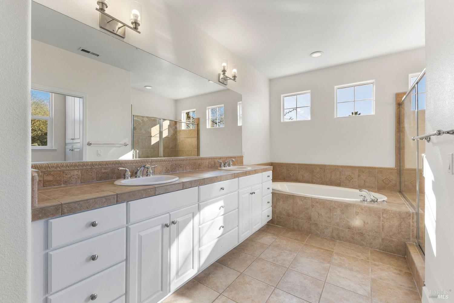 Detail Gallery Image 18 of 37 For 397 Parkview Dr, Healdsburg,  CA 95448 - 3 Beds | 2/1 Baths