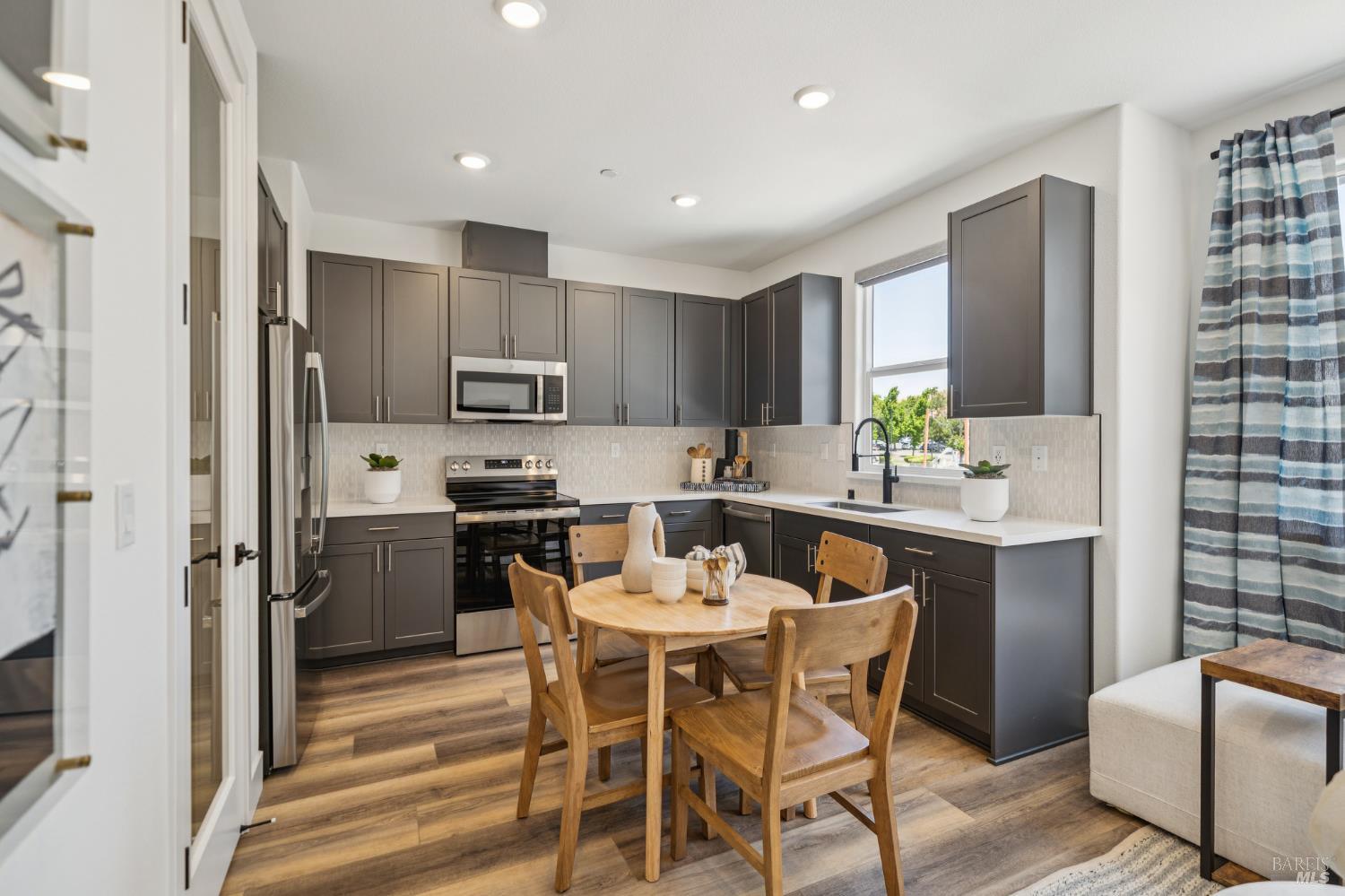 Detail Gallery Image 8 of 19 For 122 Brutus Cmn, Livermore,  CA 94551 - 2 Beds | 2/1 Baths