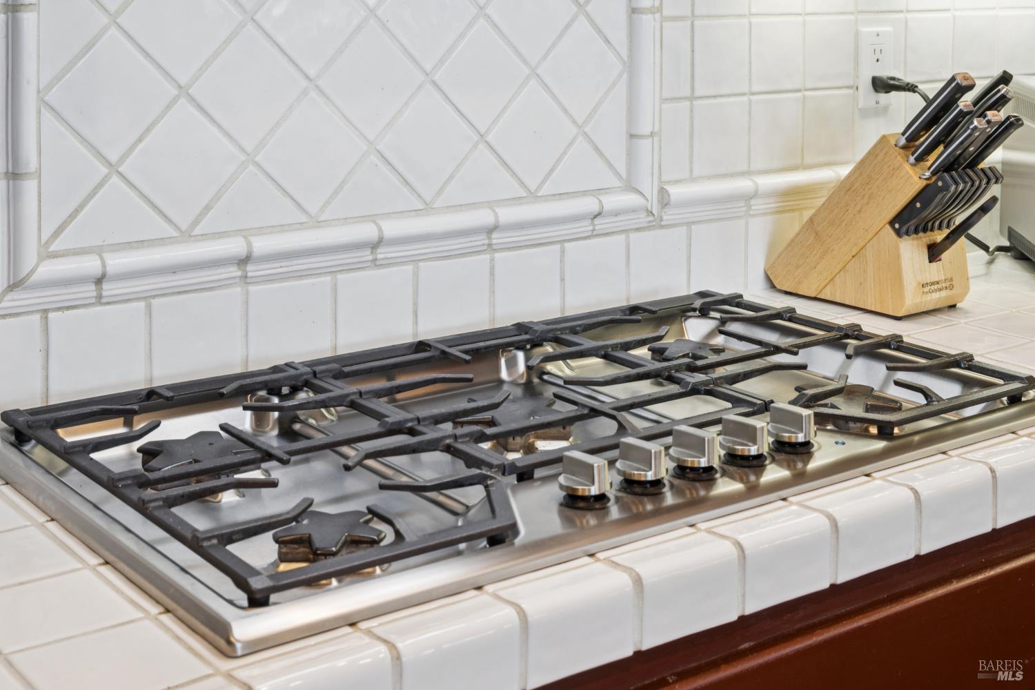 Detail Gallery Image 16 of 46 For 35 Princeville Ct, Petaluma,  CA 94954 - 4 Beds | 3 Baths