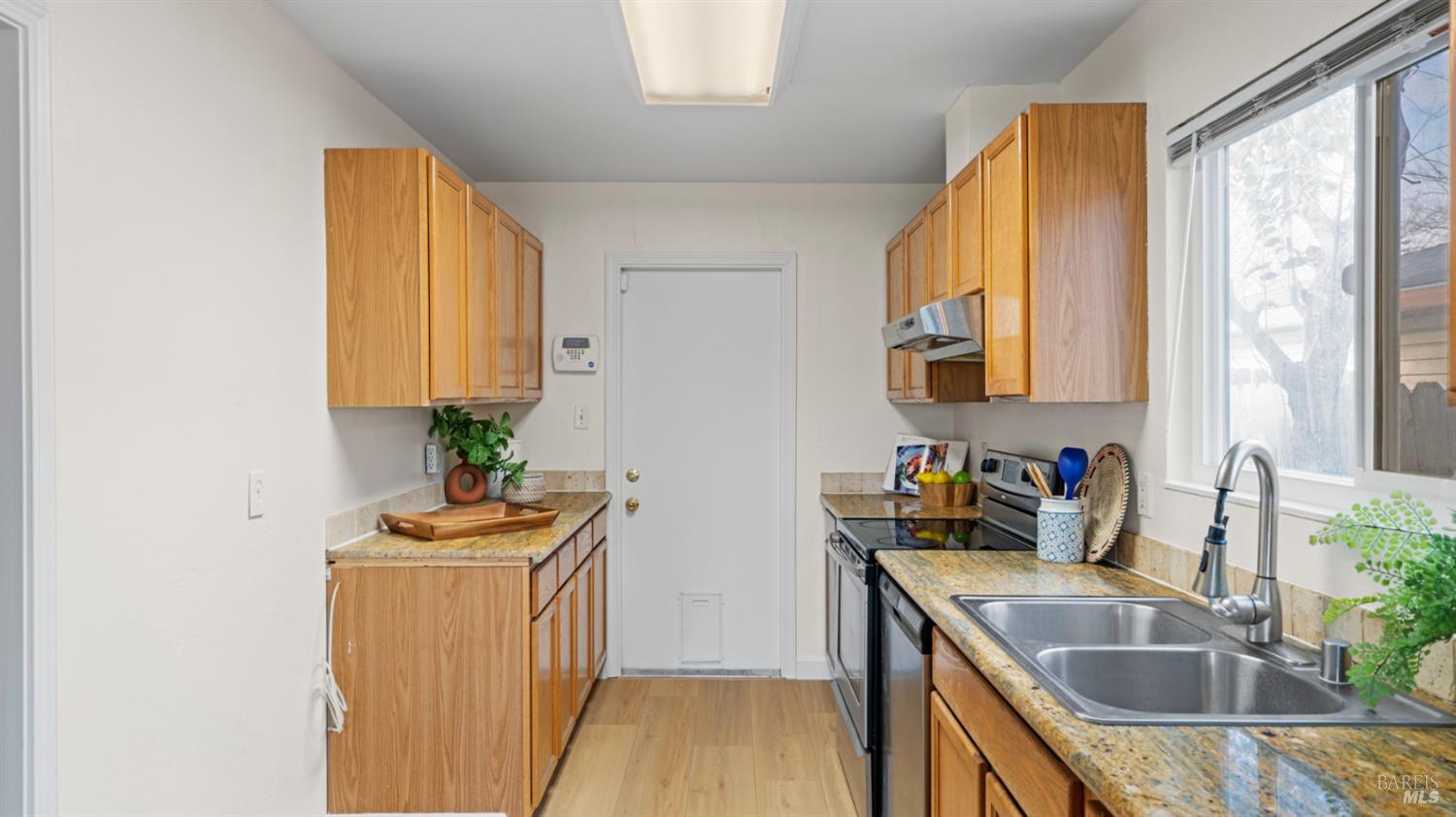 Detail Gallery Image 14 of 30 For 2450 Oceanic Dr, Fairfield,  CA 94533 - 3 Beds | 2 Baths