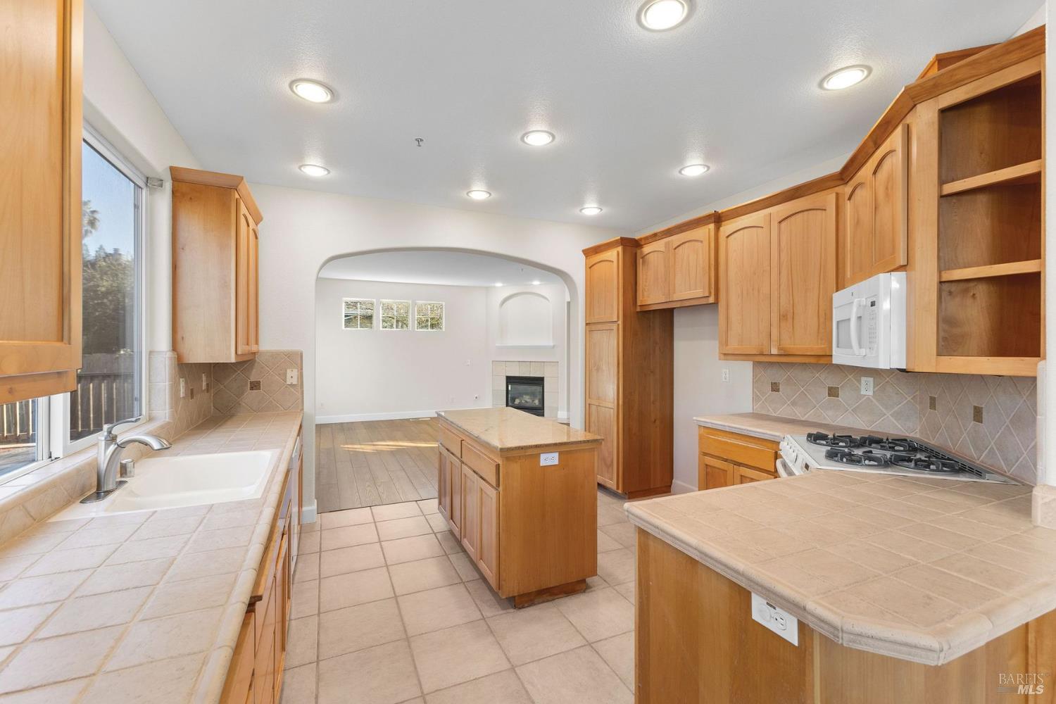 Detail Gallery Image 12 of 37 For 397 Parkview Dr, Healdsburg,  CA 95448 - 3 Beds | 2/1 Baths