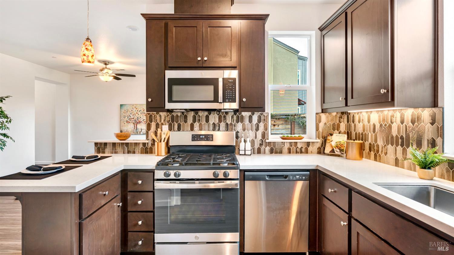 Detail Gallery Image 3 of 29 For 70 Birch Haven Way, Santa Rosa,  CA 95407 - 3 Beds | 2/1 Baths