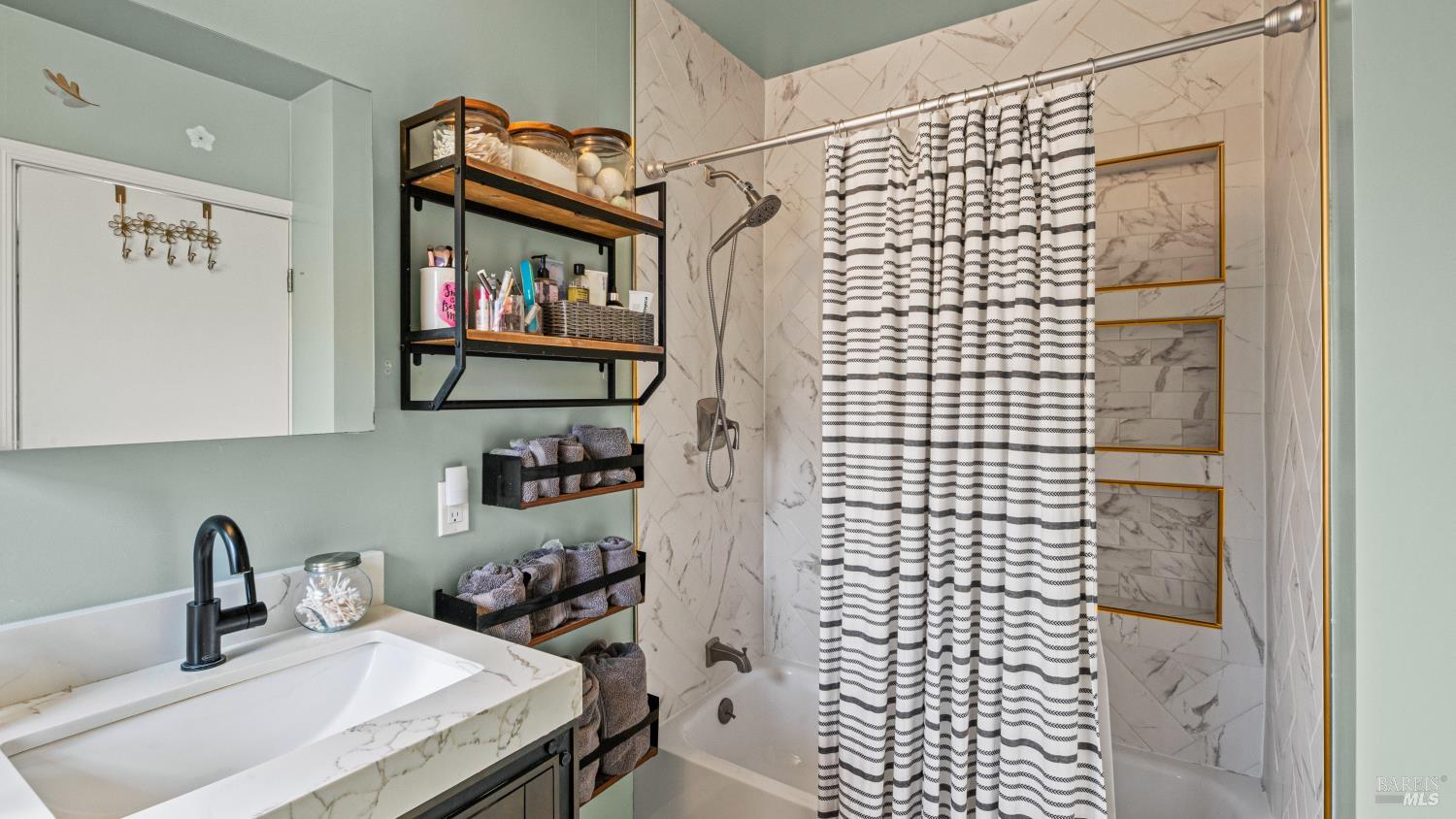 Detail Gallery Image 25 of 47 For 725 Valle Vista Ave, Vallejo,  CA 94590 - 3 Beds | 2/1 Baths