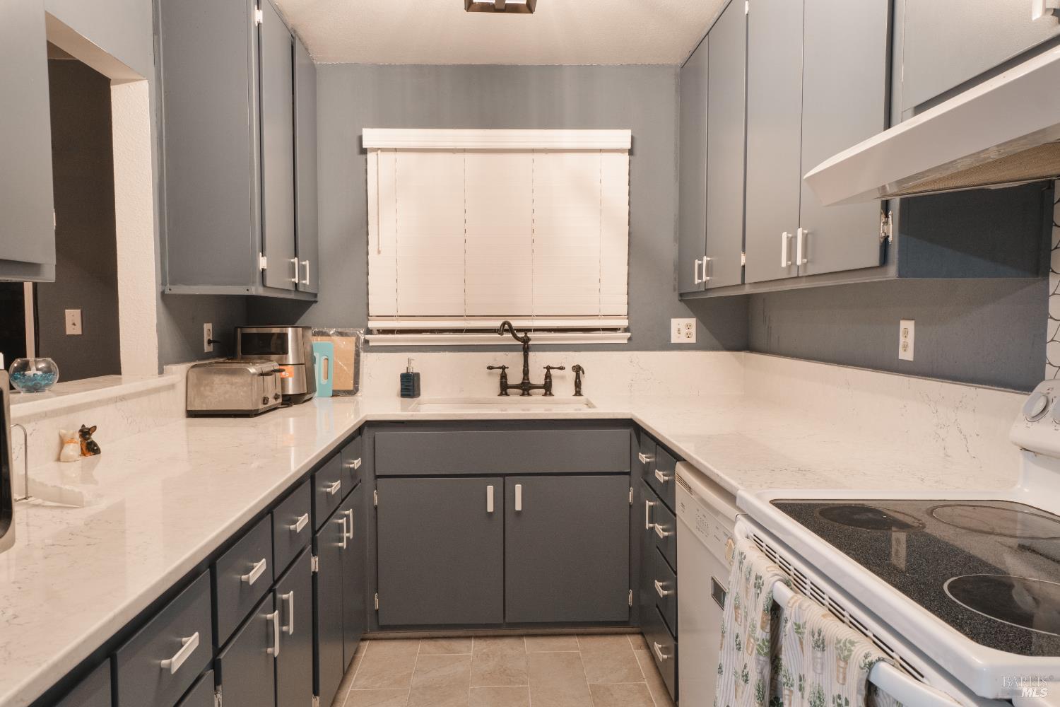 Detail Gallery Image 3 of 4 For 730 Military Unkn, Benicia,  CA 94510 - 2 Beds | 2/1 Baths