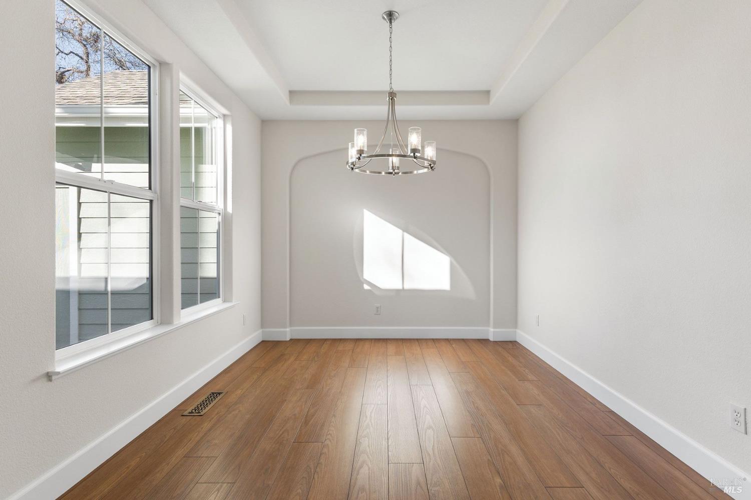 Detail Gallery Image 4 of 37 For 397 Parkview Dr, Healdsburg,  CA 95448 - 3 Beds | 2/1 Baths