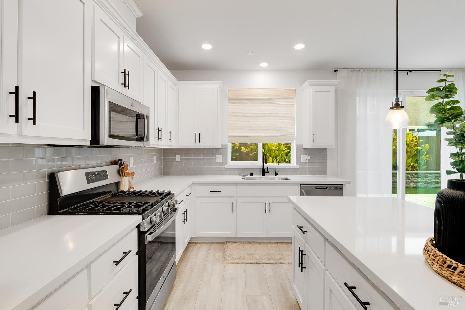 Detail Gallery Image 14 of 52 For 848 Fruit Stand Cir, Vacaville,  CA 95688 - 3 Beds | 2/1 Baths