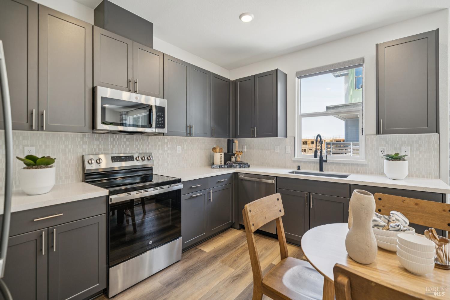 Detail Gallery Image 7 of 19 For 122 Brutus Cmn, Livermore,  CA 94551 - 2 Beds | 2/1 Baths