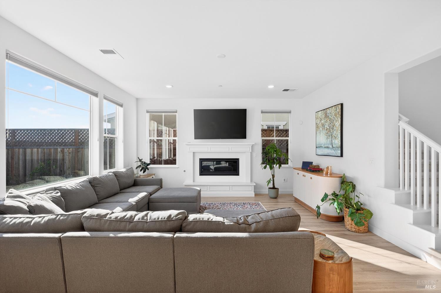 Detail Gallery Image 14 of 61 For 7448 Wendy Dr, Rohnert Park,  CA 94928 - 4 Beds | 3/1 Baths