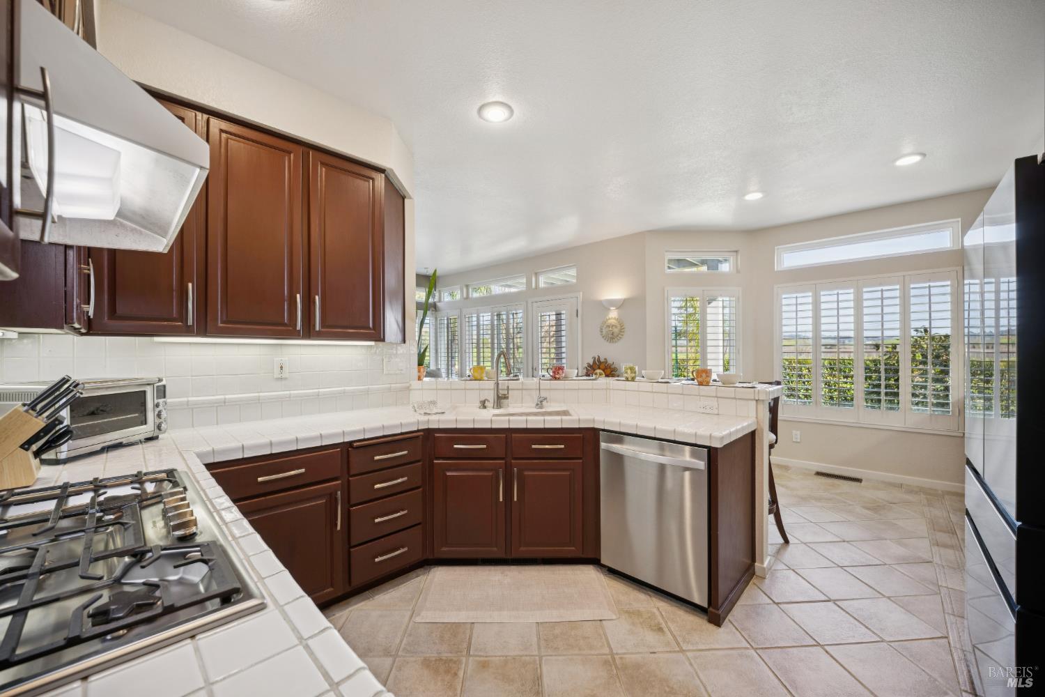 Detail Gallery Image 17 of 46 For 35 Princeville Ct, Petaluma,  CA 94954 - 4 Beds | 3 Baths