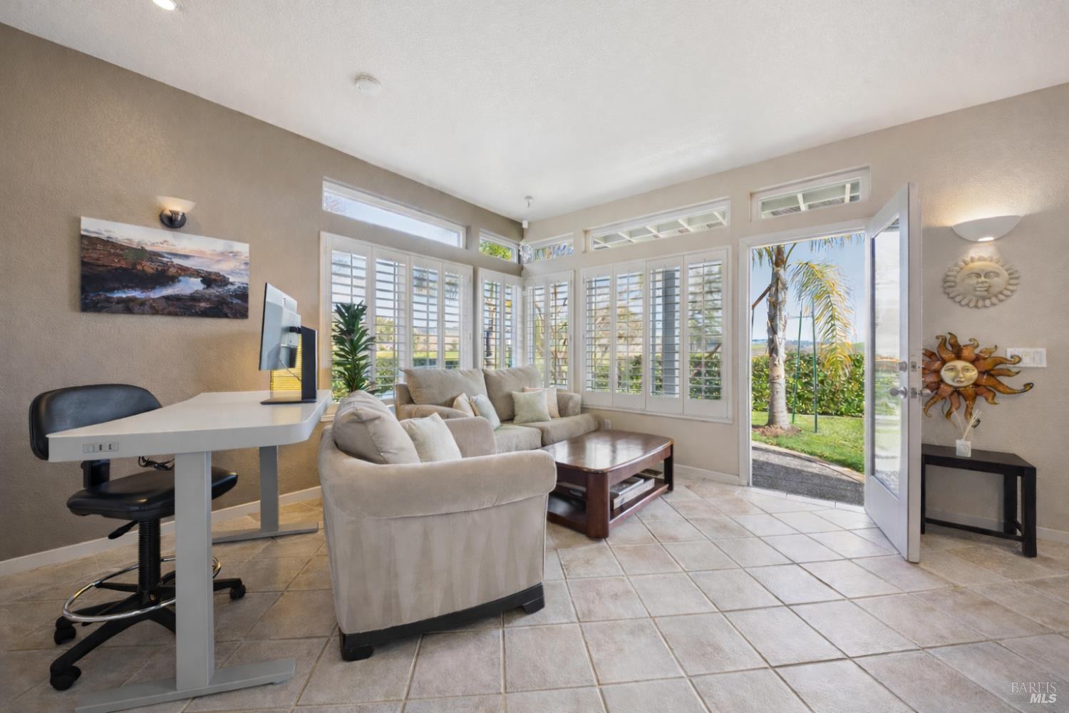 Detail Gallery Image 12 of 46 For 35 Princeville Ct, Petaluma,  CA 94954 - 4 Beds | 3 Baths