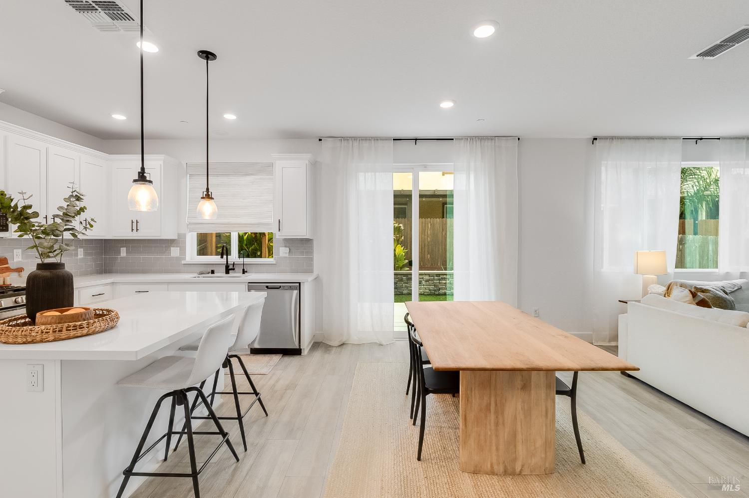 Detail Gallery Image 12 of 52 For 848 Fruit Stand Cir, Vacaville,  CA 95688 - 3 Beds | 2/1 Baths