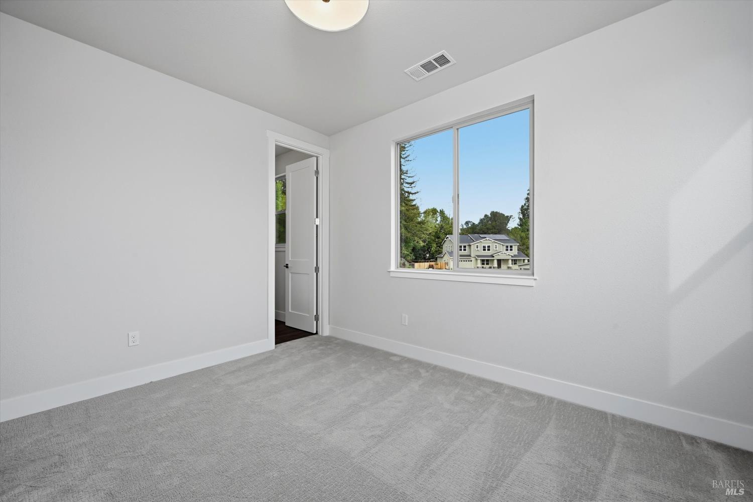 Detail Gallery Image 35 of 39 For 135 Waterstone Ct, Napa,  CA 94558 - 5 Beds | 4/1 Baths