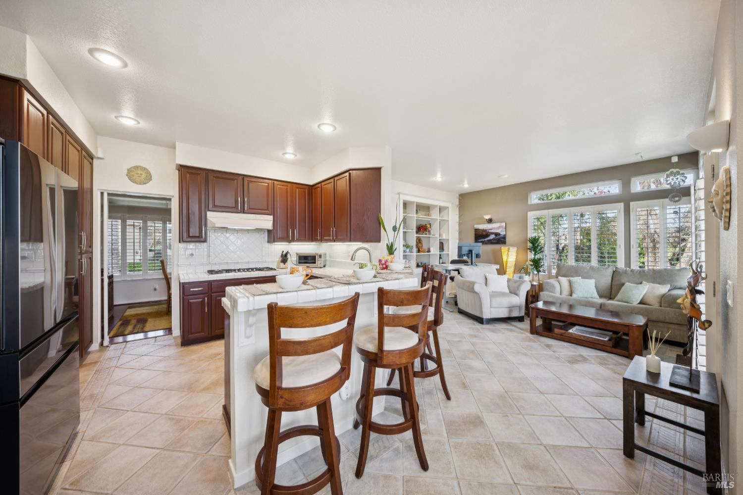 Detail Gallery Image 11 of 46 For 35 Princeville Ct, Petaluma,  CA 94954 - 4 Beds | 3 Baths