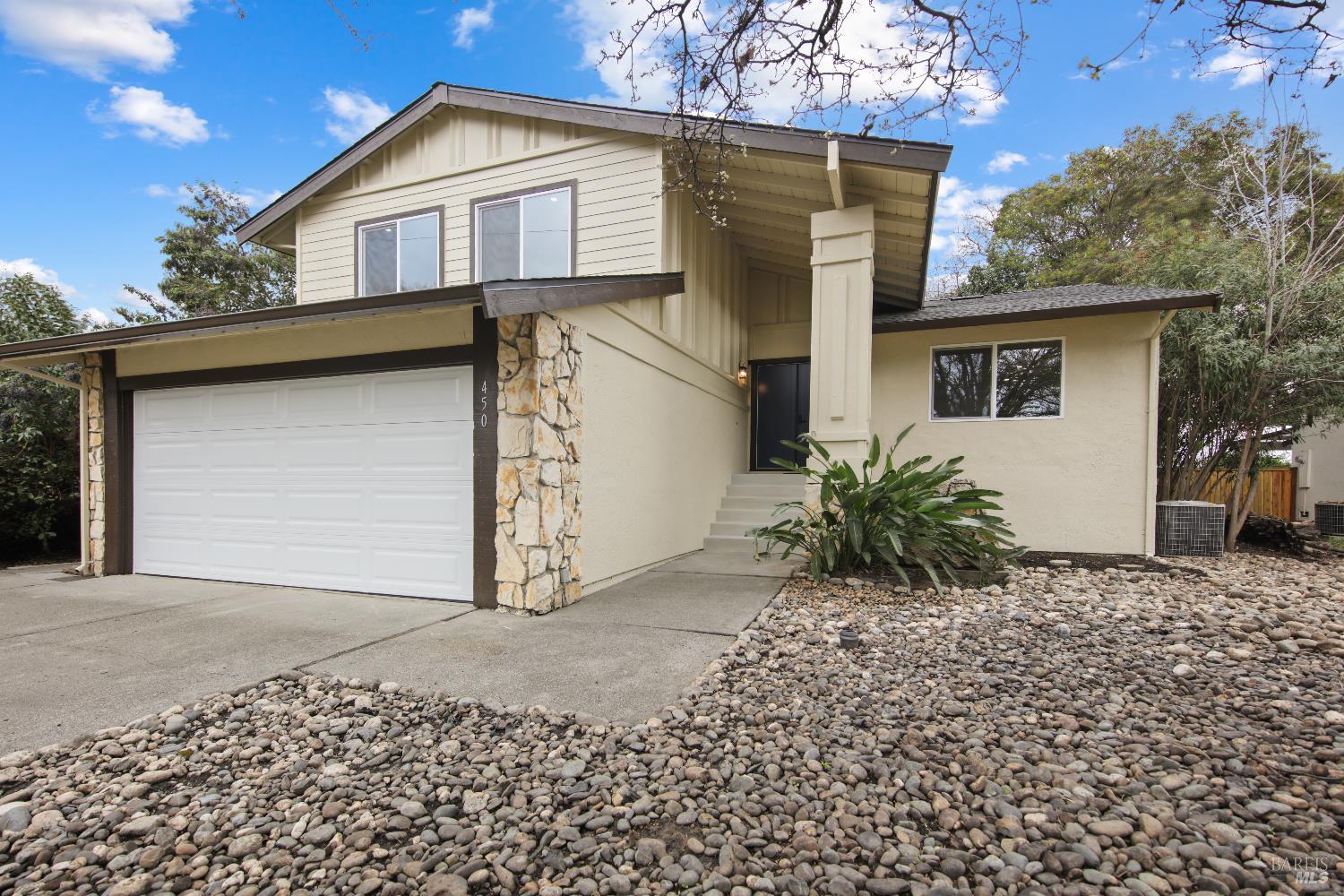 Detail Gallery Image 2 of 23 For 450 Nut Tree Rd, Vacaville,  CA 95687 - 4 Beds | 3 Baths