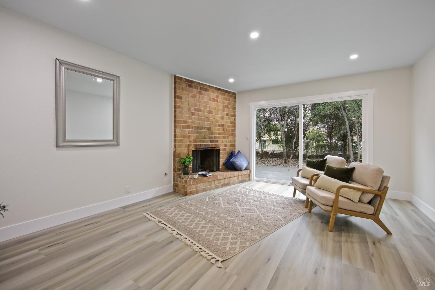 Detail Gallery Image 10 of 23 For 450 Nut Tree Rd, Vacaville,  CA 95687 - 4 Beds | 3 Baths