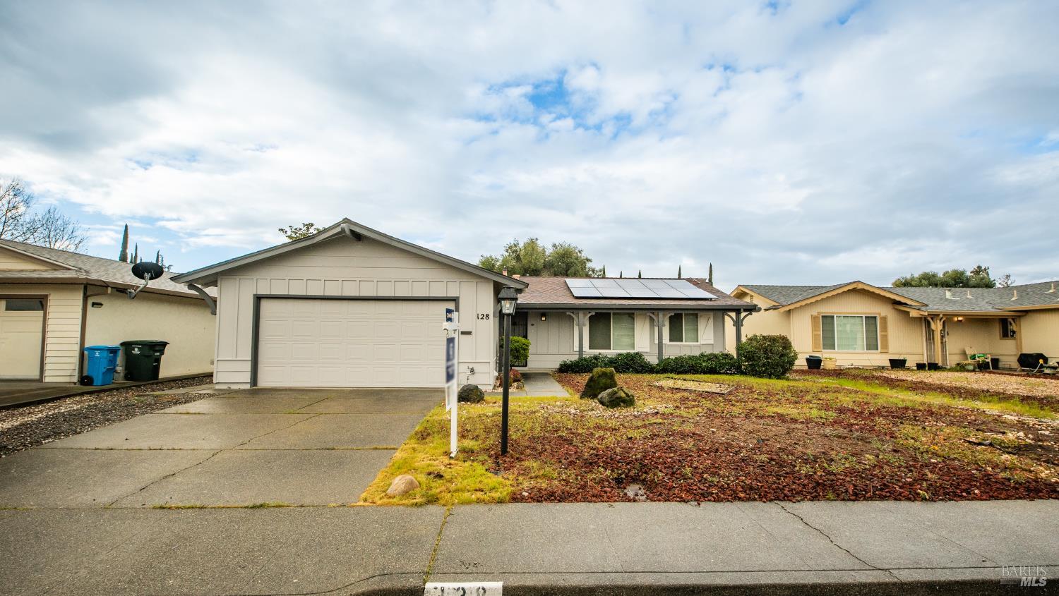 Detail Gallery Image 2 of 38 For 128 Lassen Cir, Vacaville,  CA 95687 - 2 Beds | 2 Baths