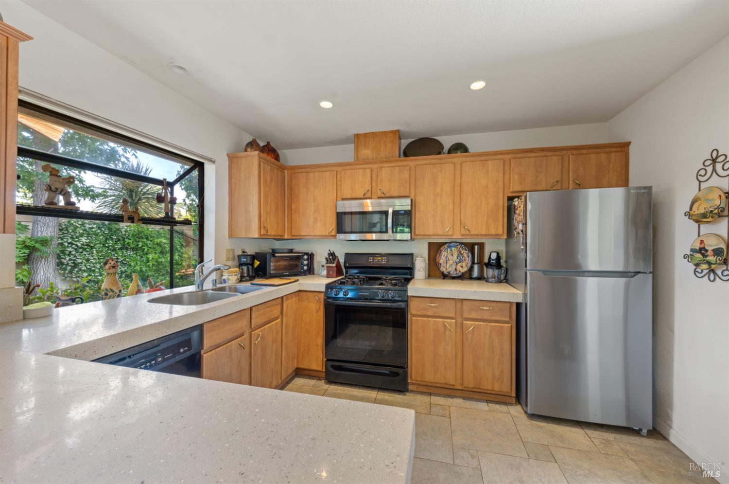 Detail Gallery Image 14 of 44 For 105 Holstrom Cir, Novato,  CA 94947 - 3 Beds | 2 Baths