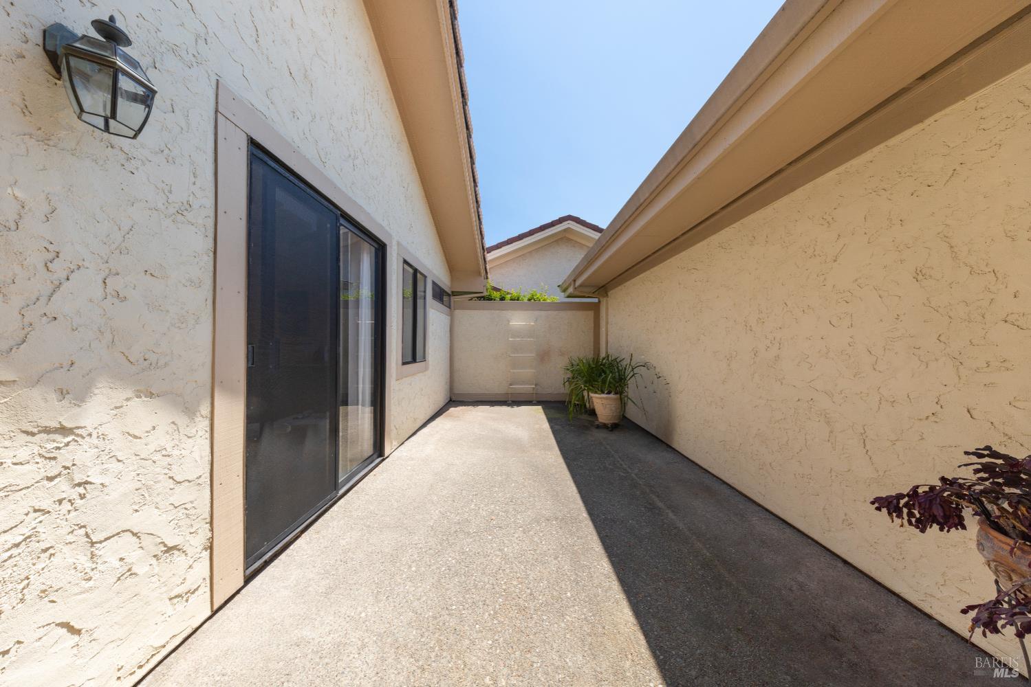 Detail Gallery Image 23 of 44 For 105 Holstrom Cir, Novato,  CA 94947 - 3 Beds | 2 Baths