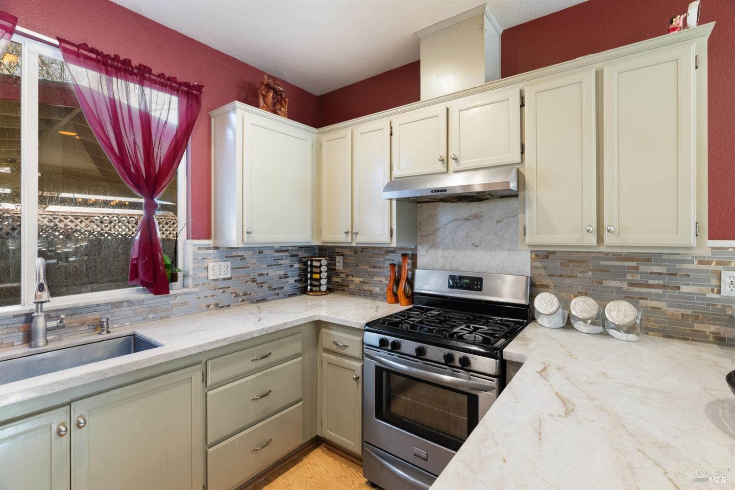 Detail Gallery Image 5 of 23 For 2358 Wicket Ave, Santa Rosa,  CA 95403 - 3 Beds | 2/1 Baths