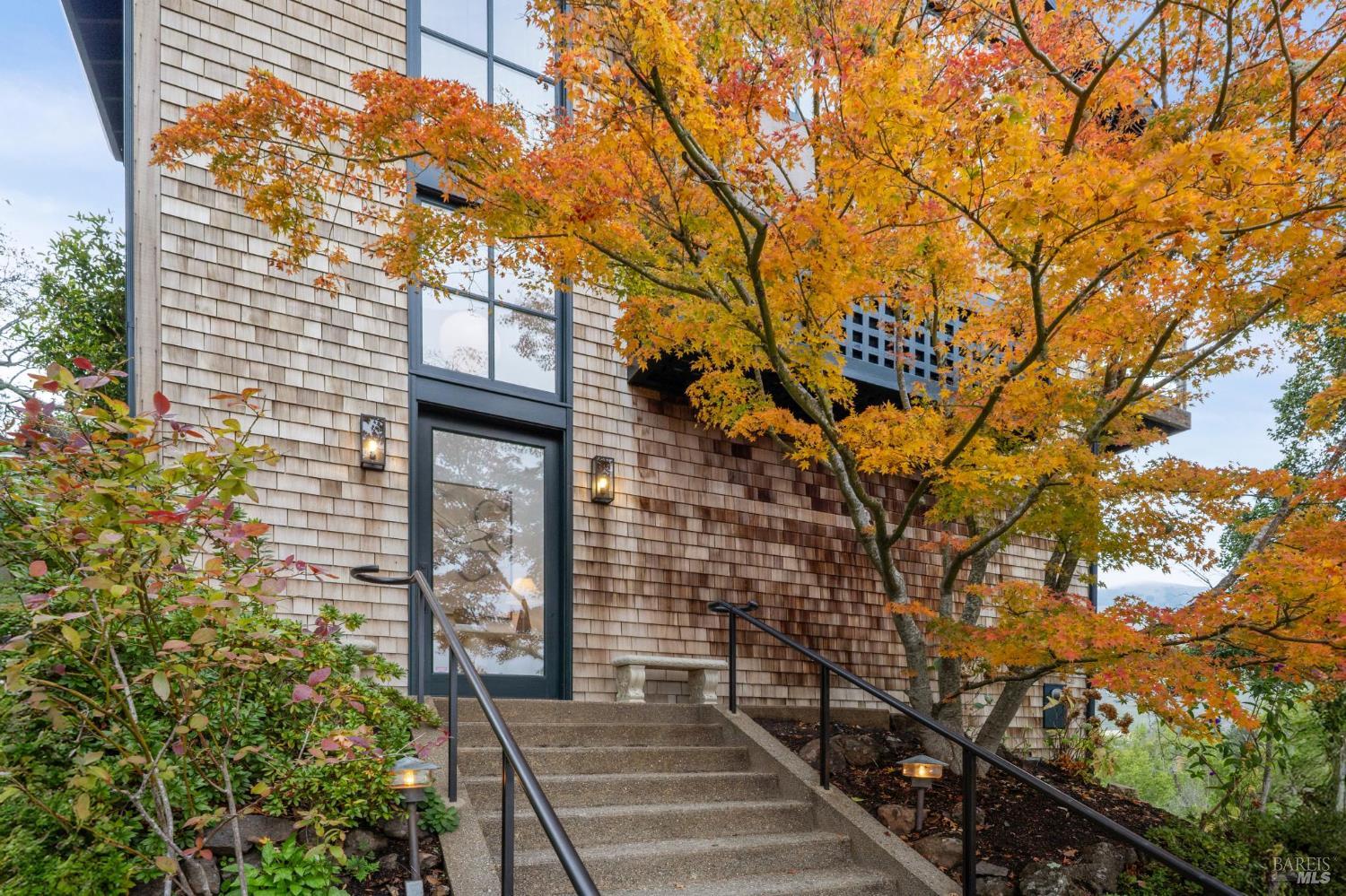 Detail Gallery Image 6 of 46 For 16 Dutch Valley Ln, San Anselmo,  CA 94960 - 4 Beds | 2 Baths