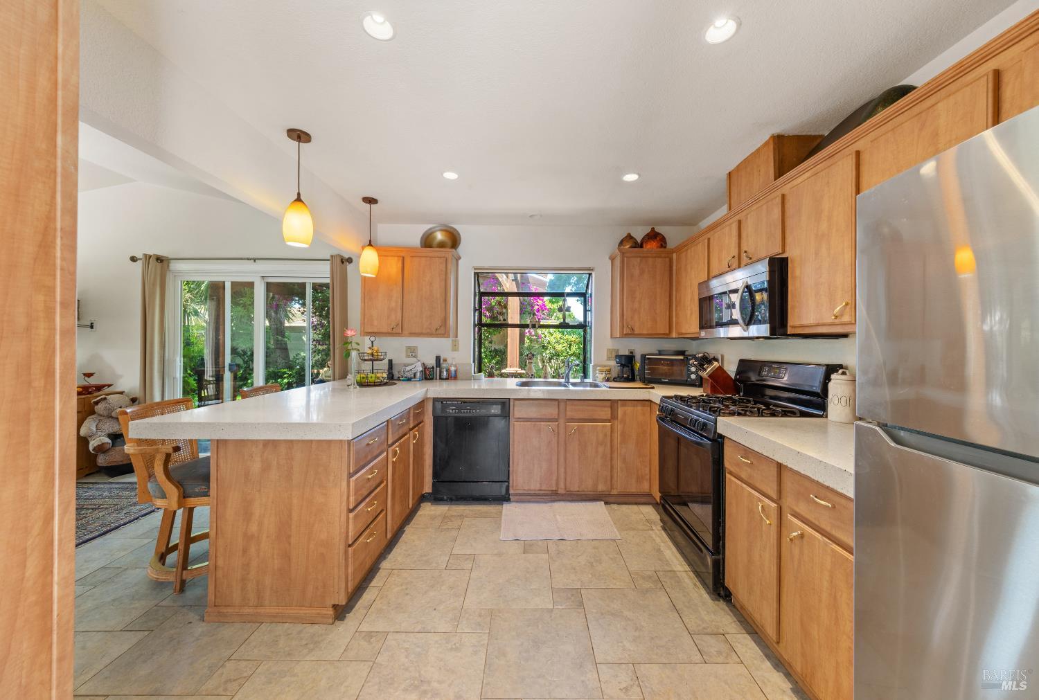 Detail Gallery Image 16 of 44 For 105 Holstrom Cir, Novato,  CA 94947 - 3 Beds | 2 Baths