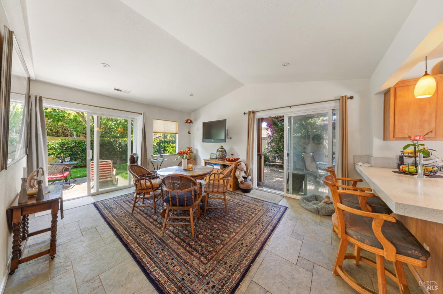 Detail Gallery Image 18 of 44 For 105 Holstrom Cir, Novato,  CA 94947 - 3 Beds | 2 Baths