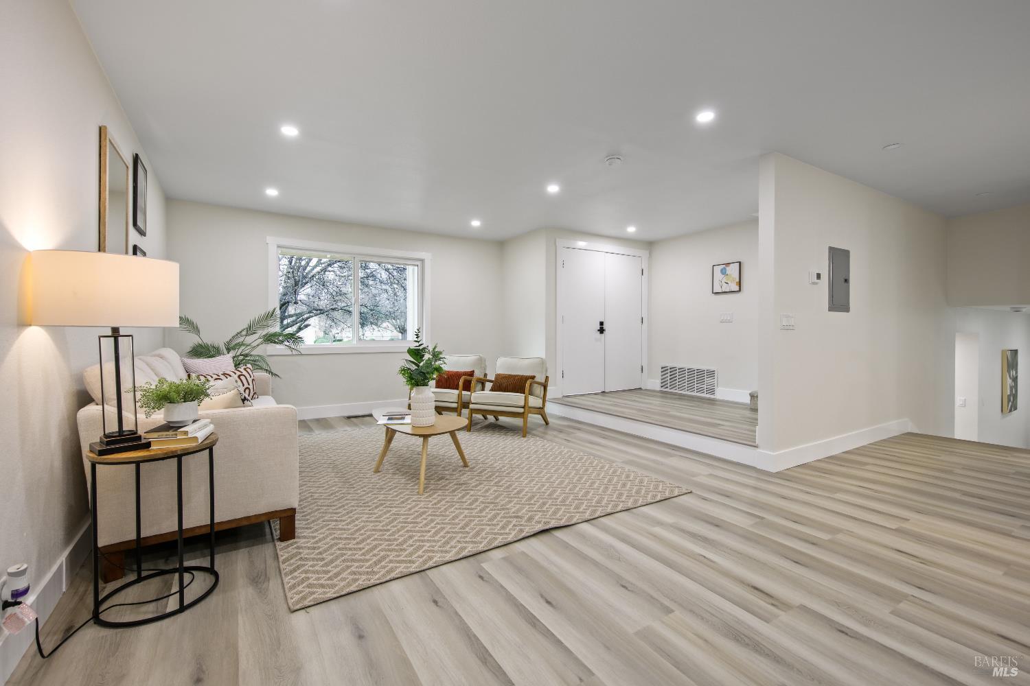 Detail Gallery Image 5 of 23 For 450 Nut Tree Rd, Vacaville,  CA 95687 - 4 Beds | 3 Baths